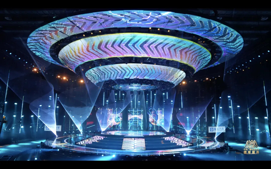 央视这场跨年晚会活动策划直接造了一艘悬浮在空中的飞碟