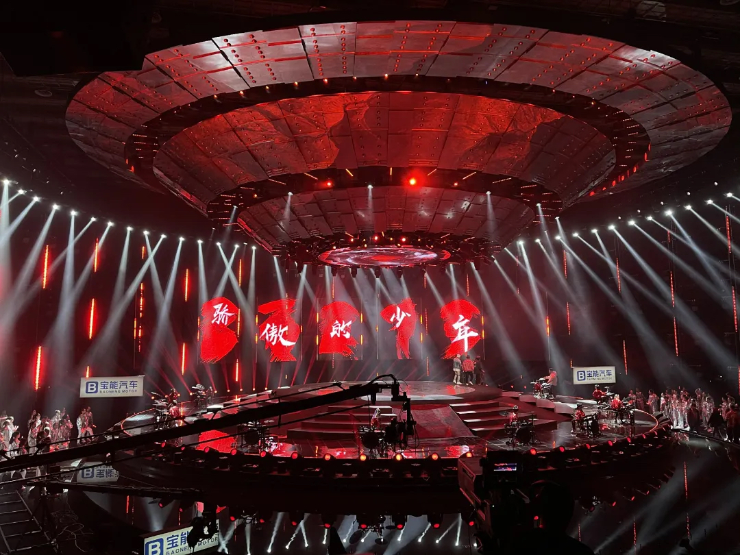 央视这场跨年晚会活动策划直接造了一艘悬浮在空中的飞碟