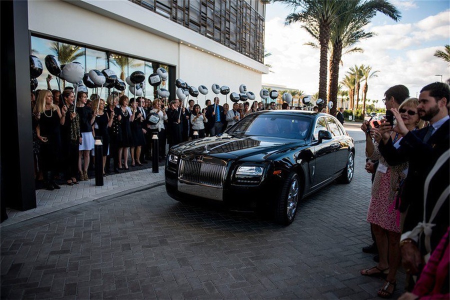 萨克斯第五大道精品百货店开业庆典活动策划的橱窗表演很创新