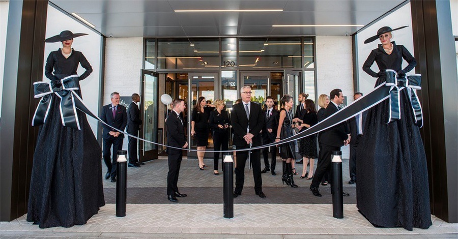 萨克斯第五大道精品百货店开业庆典活动策划的橱窗表演很创新