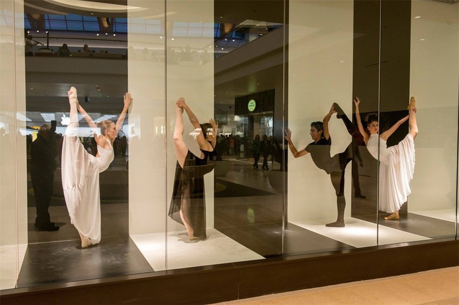 萨克斯第五大道精品百货店开业庆典活动策划的橱窗表演很创新