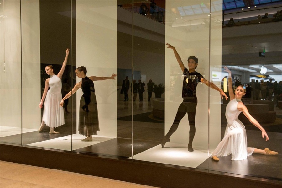 萨克斯第五大道精品百货店开业庆典活动策划的橱窗表演很创新