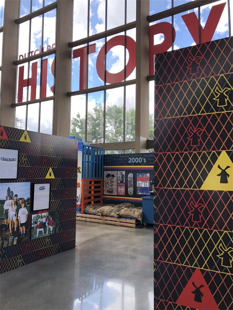 美国最大的私人得来速咖啡年度员工活动策划的大风车吸睛率很高