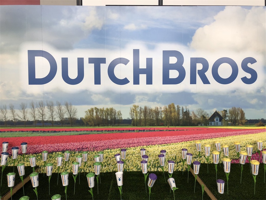 美国最大的私人得来速咖啡年度员工活动策划的大风车吸睛率很高