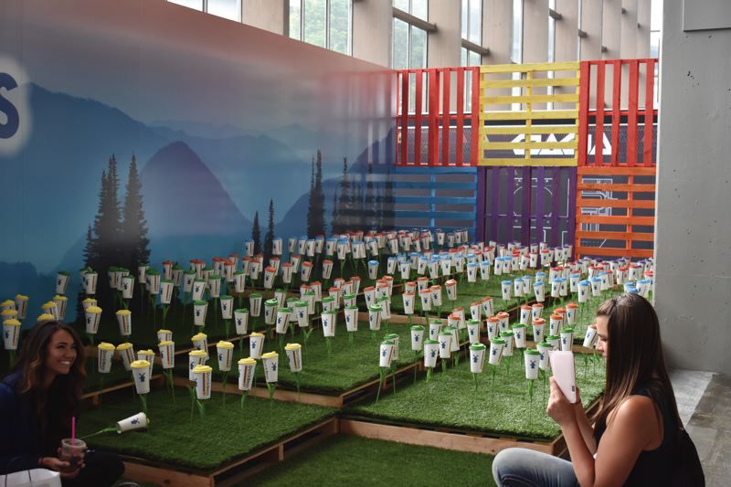 美国最大的私人得来速咖啡年度员工活动策划的大风车吸睛率很高