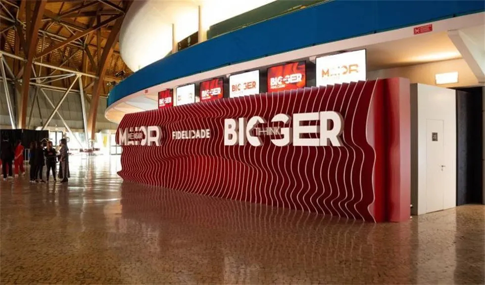 保险公司的年会活动策划把传统舞台设计成42米x22米的三维投影盒