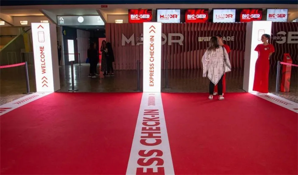 保险公司的年会活动策划把传统舞台设计成42米x22米的三维投影盒