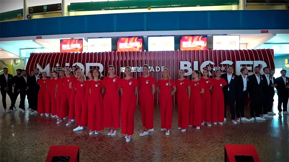 保险公司的年会活动策划把传统舞台设计成42米x22米的三维投影盒