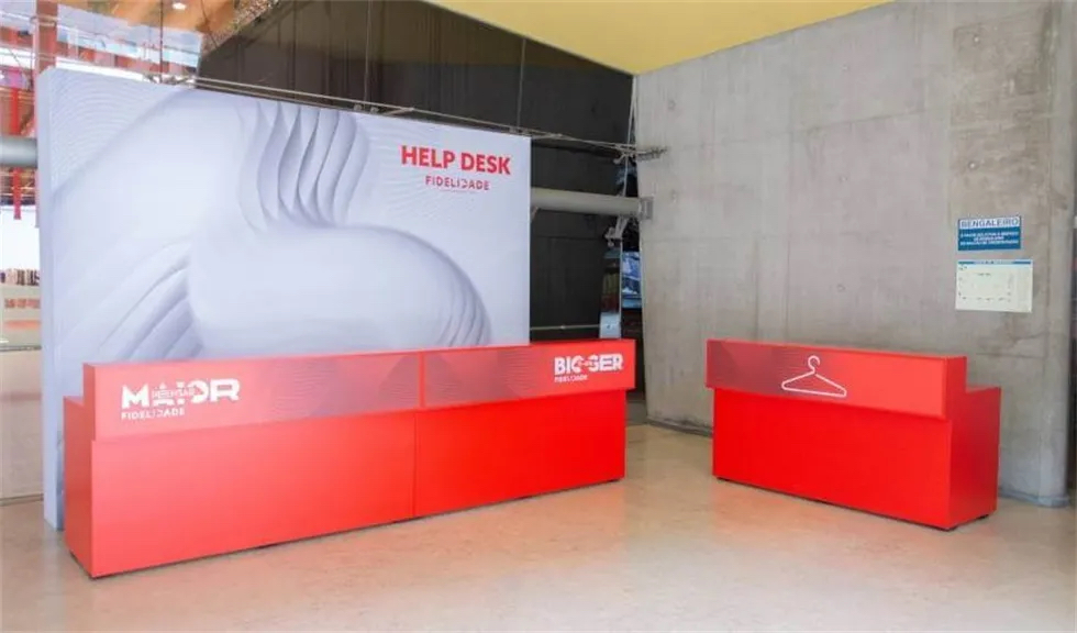 保险公司的年会活动策划把传统舞台设计成42米x22米的三维投影盒