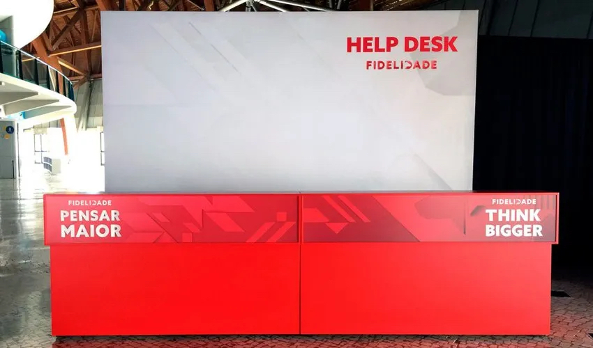 企业年会活动策划舞美的背景屏幕竞设计成可移动式，有趣