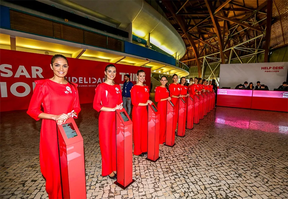 企业年会活动策划舞美的背景屏幕竞设计成可移动式,有趣