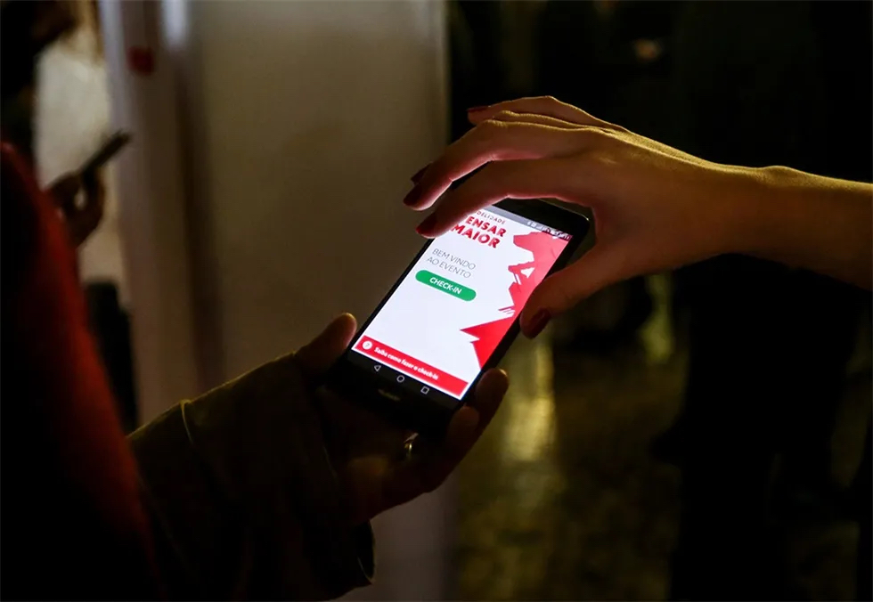 企业年会活动策划舞美的背景屏幕竞设计成可移动式,有趣