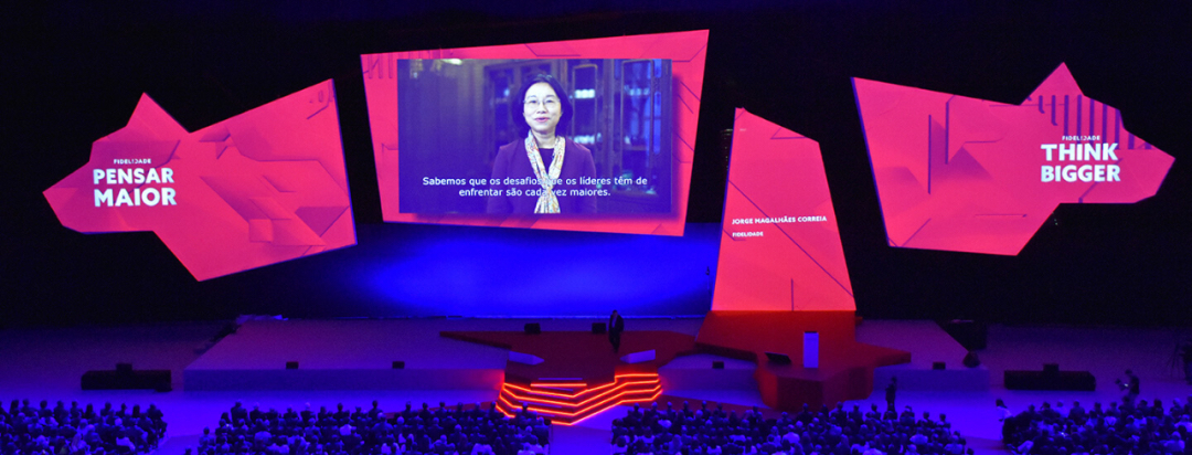 企业年会活动策划舞美的背景屏幕竞设计成可移动式,有趣