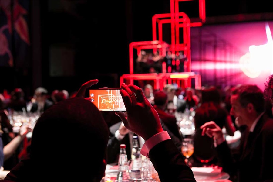 最佳传播项目颁奖典礼活动策划的舞台竟是钢管架和LED灯带