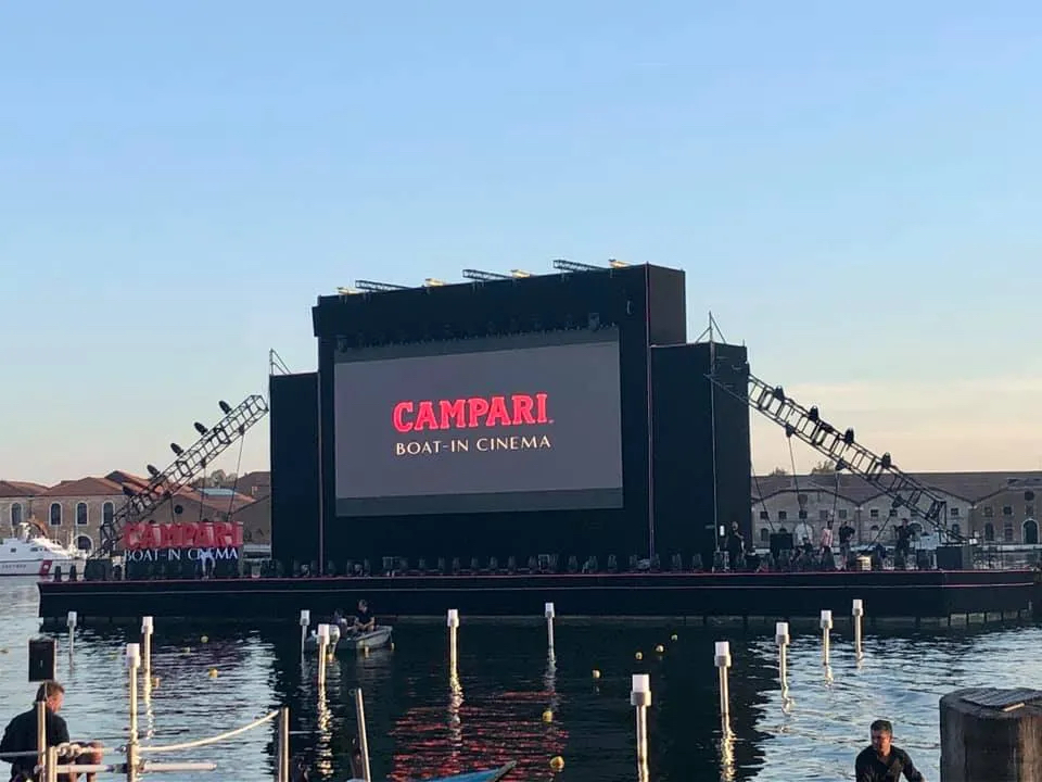 水上电影院活动策划在整个漂浮的结构上容纳了整个舞美设计，酷