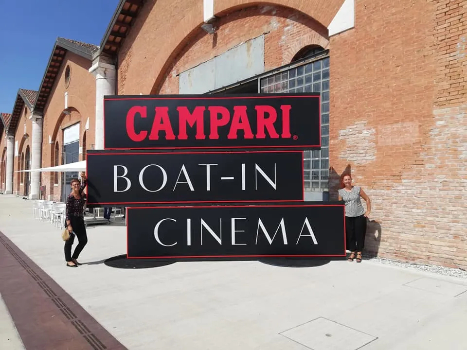 水上电影院活动策划在整个漂浮的结构上容纳了整个舞美设计，酷