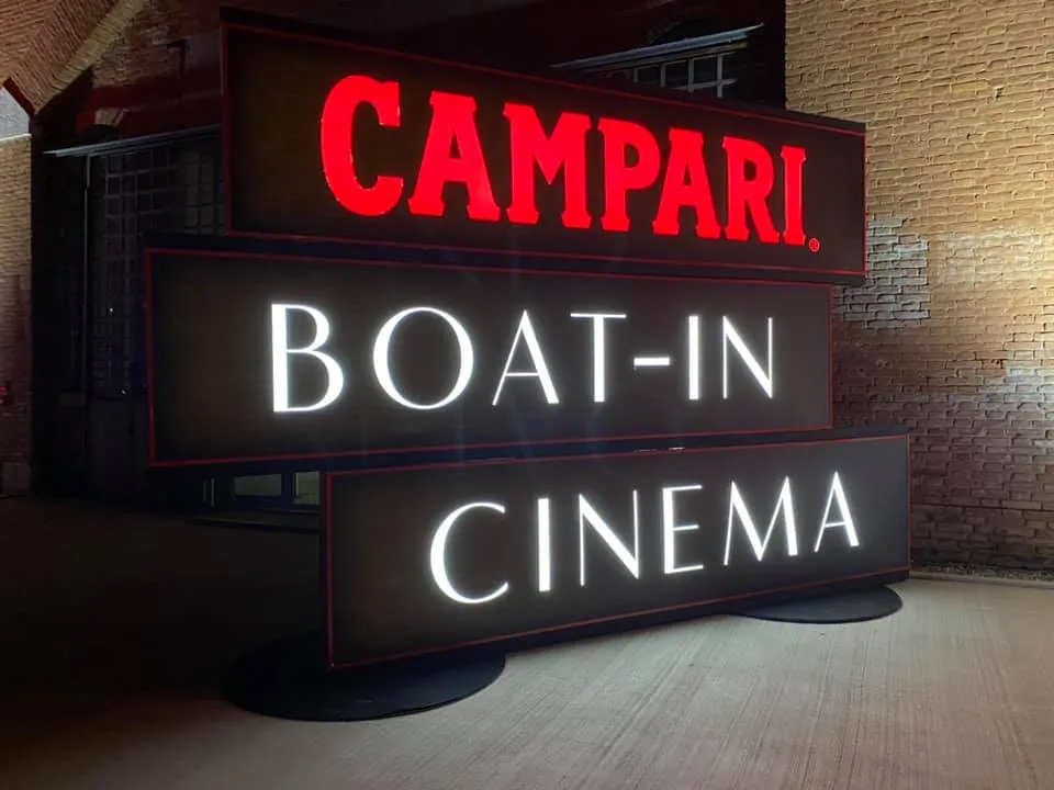 水上电影院活动策划在整个漂浮的结构上容纳了整个舞美设计，酷