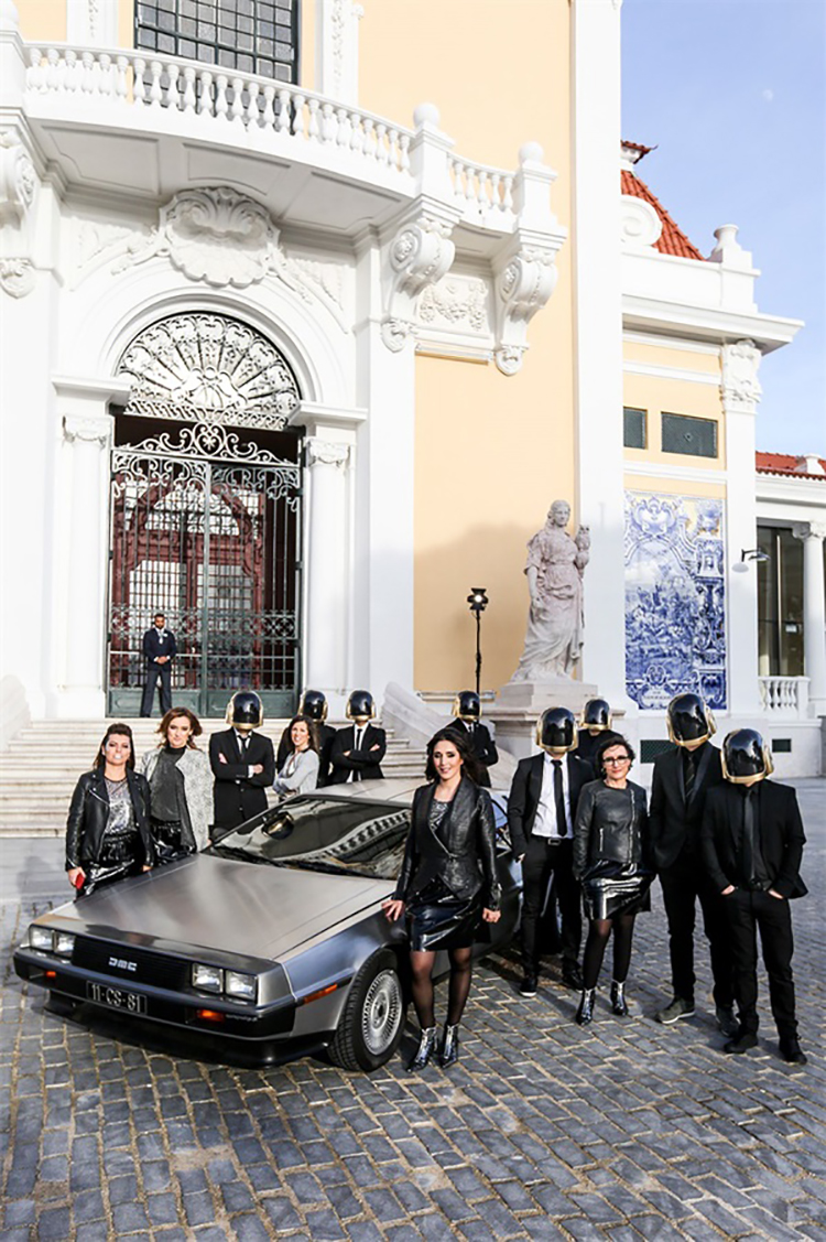 达美咖啡年会员工活动策划以未来科幻为主题，还有D.I.Y.变装秀呢