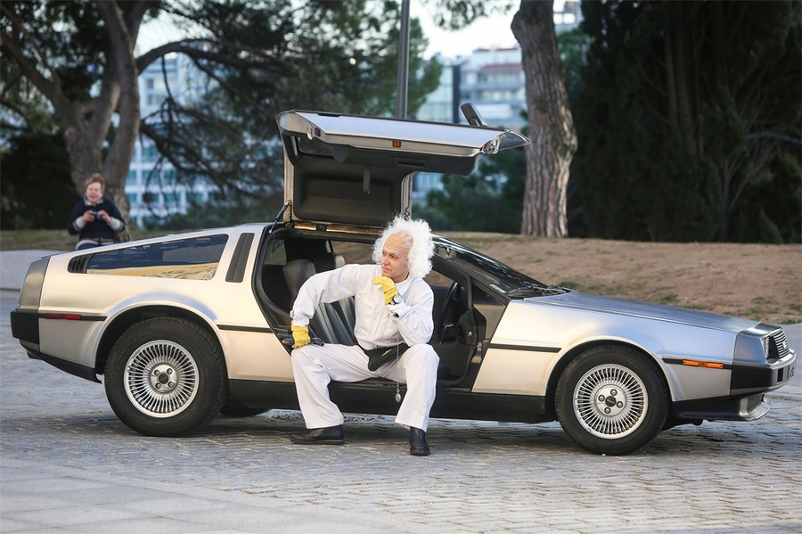 达美咖啡年会员工活动策划以未来科幻为主题,还有D.I.Y.变装秀呢