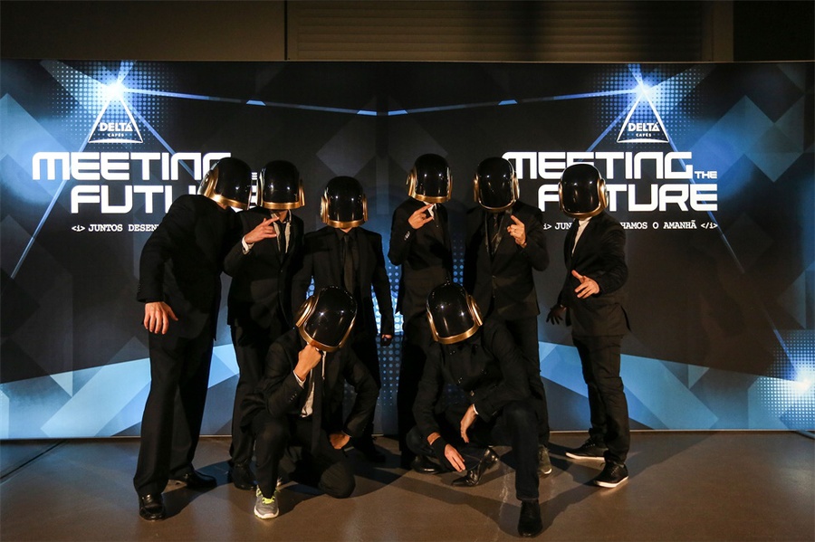 达美咖啡年会员工活动策划以未来科幻为主题,还有D.I.Y.变装秀呢