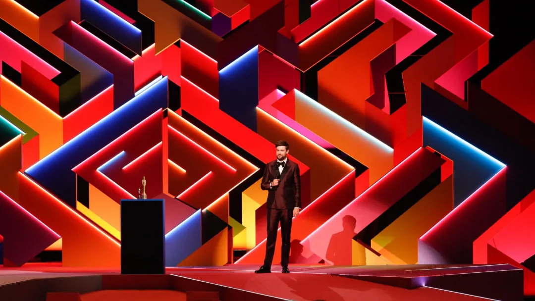 第41届全英音乐奖颁奖典礼活动策划立体舞台背景如迷宫般缤纷