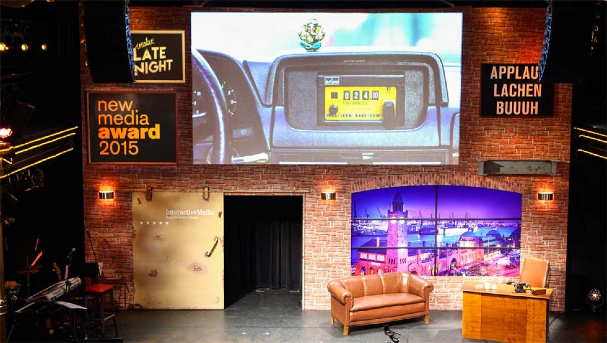 新媒体奖颁奖活动策划抛弃传统模式，在真实的演播室里办成了「深夜秀」