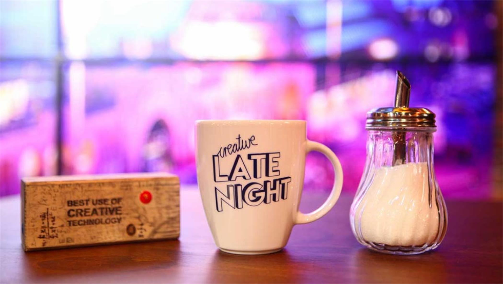 新媒体奖颁奖活动策划抛弃传统模式，在真实的演播室里办成了「深夜秀」