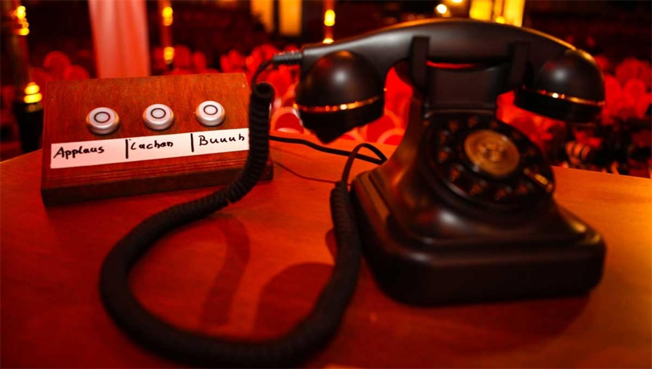 新媒体奖颁奖活动策划抛弃传统模式，在真实的演播室里办成了「深夜秀」