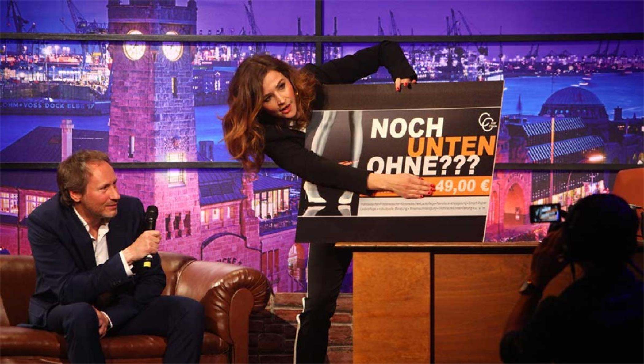 新媒体奖颁奖活动策划抛弃传统模式，在真实的演播室里办成了「深夜秀」