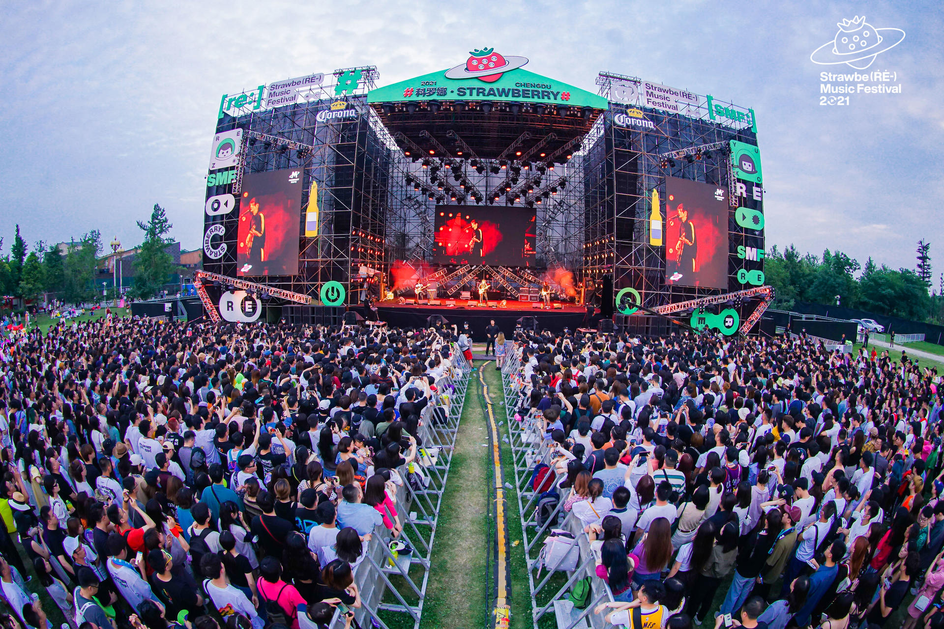 2021成都草莓音乐节活动策划充满了异域气氛，听歌饮酒，快乐就如此