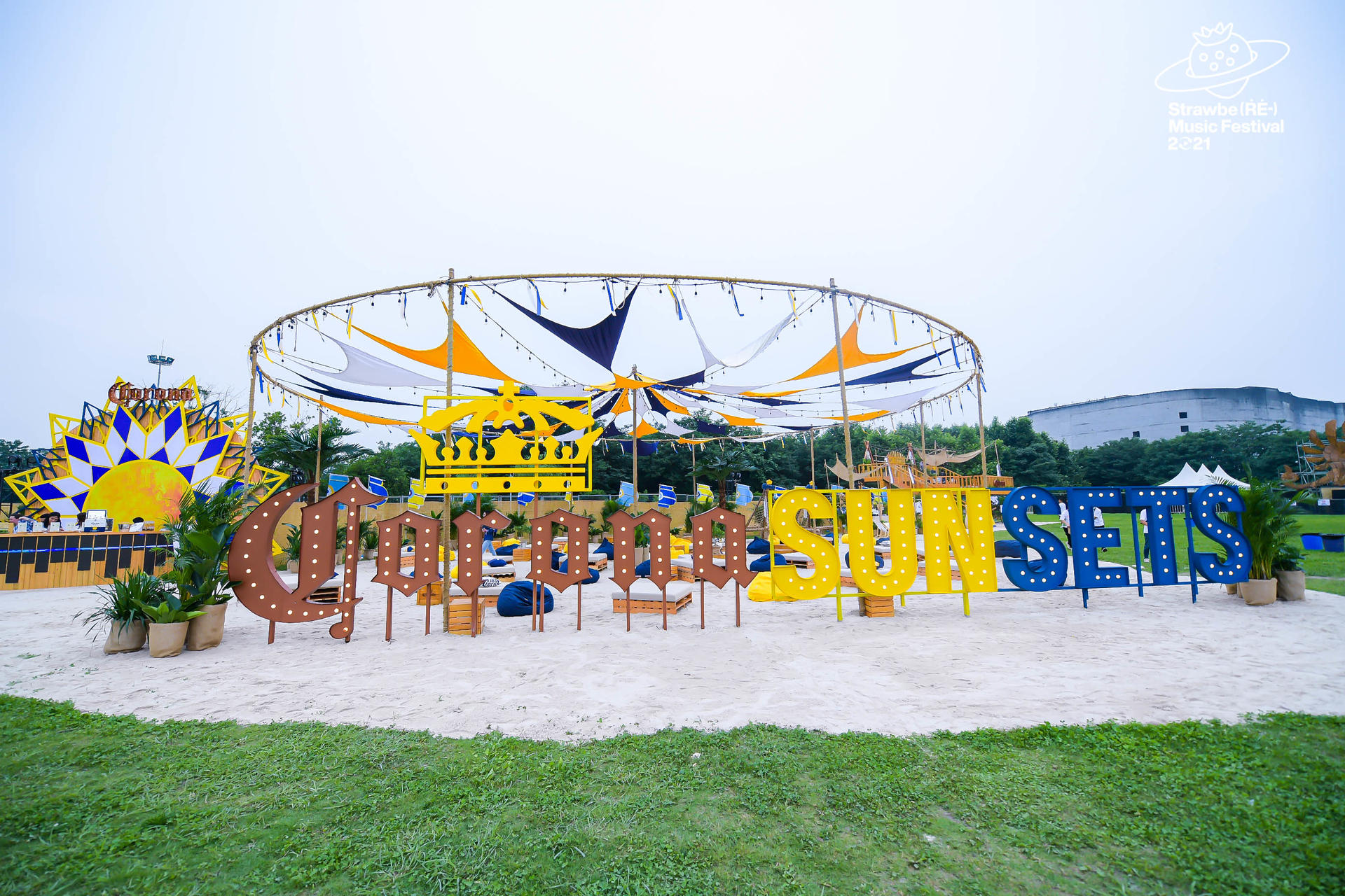 2021成都草莓音乐节活动策划充满了异域气氛，听歌饮酒，快乐就如此