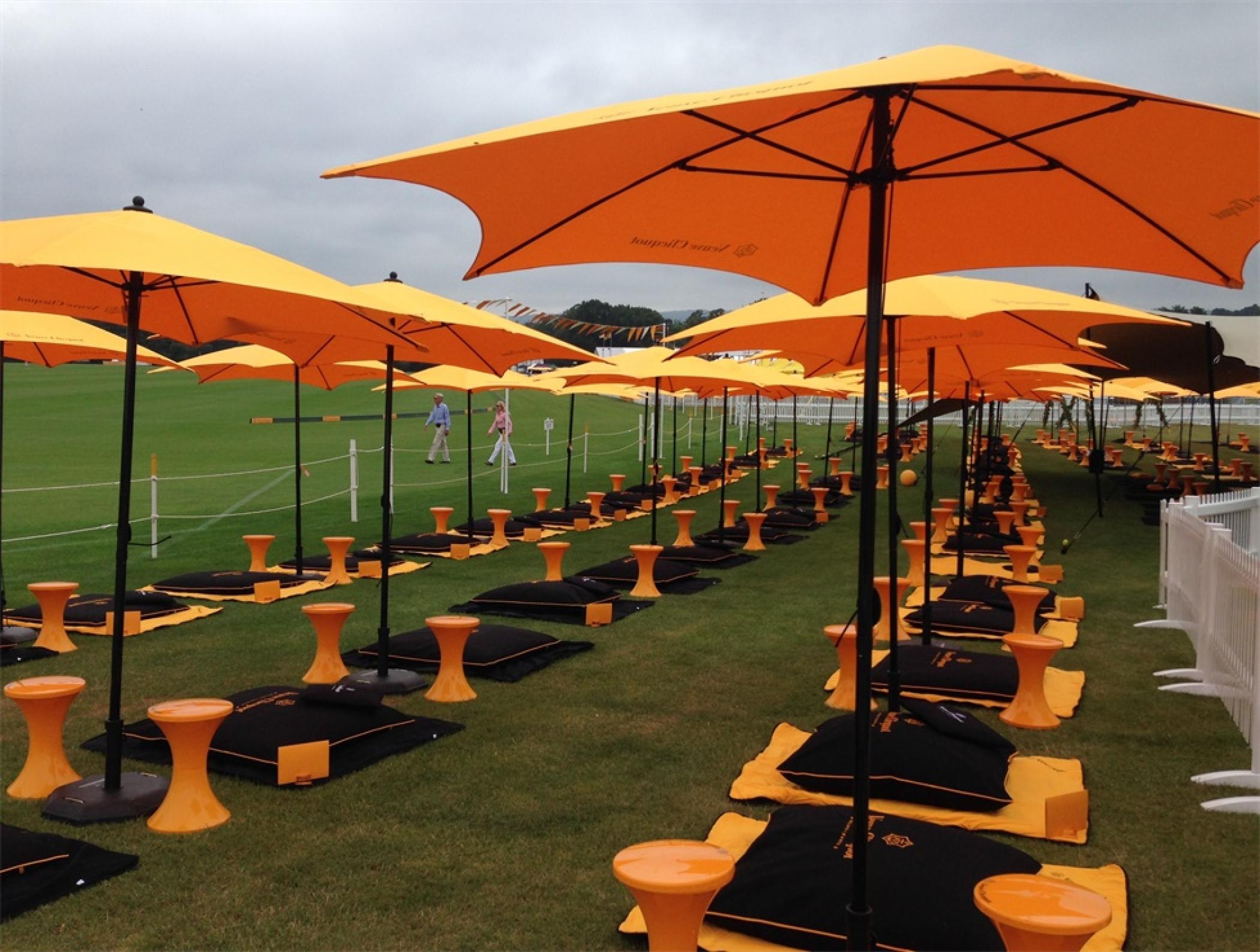 凯歌香槟金杯马球赛20周年庆典活动策划的形象墙像极了一个马厩