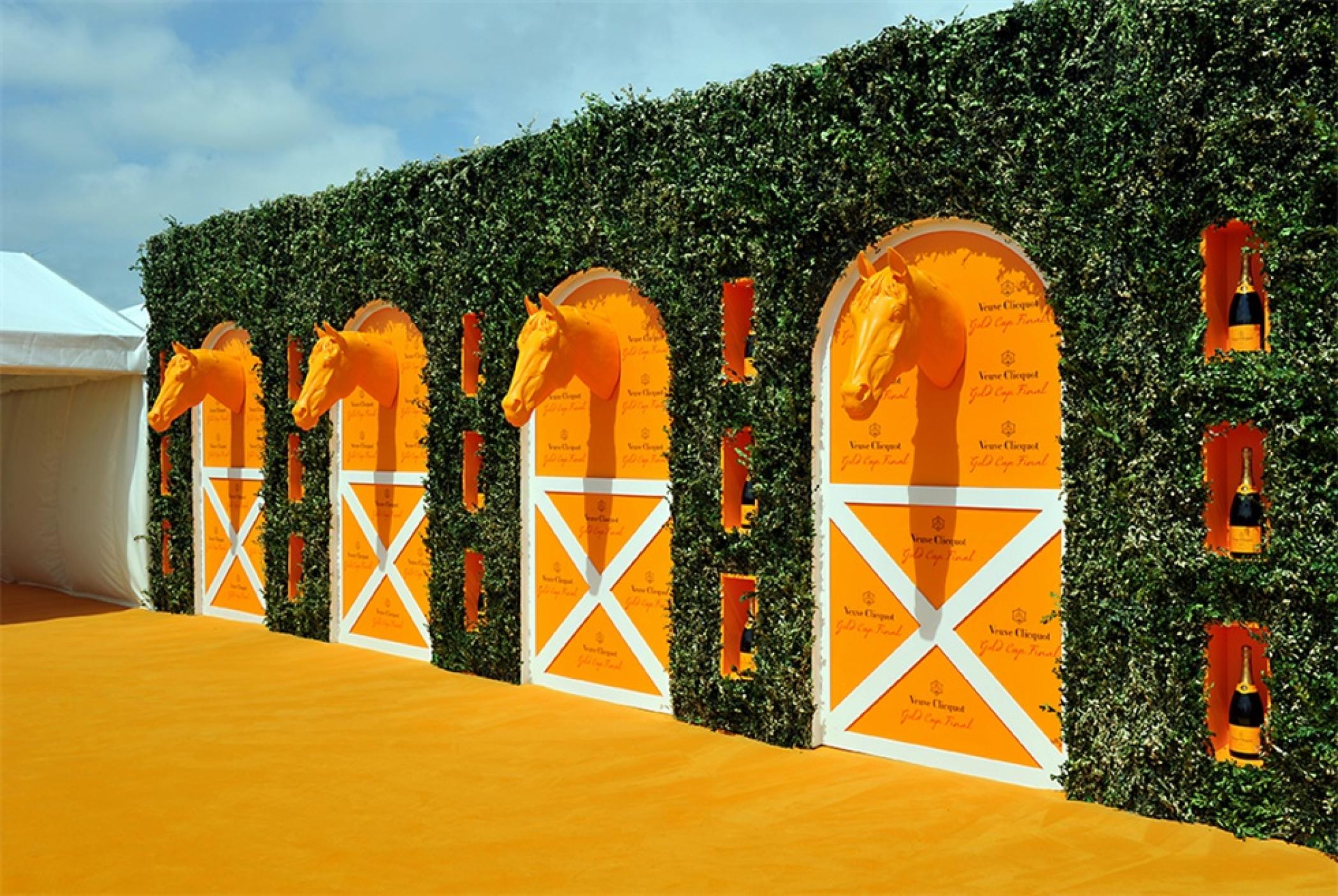 凯歌香槟金杯马球赛20周年庆典活动策划的形象墙像极了一个马厩