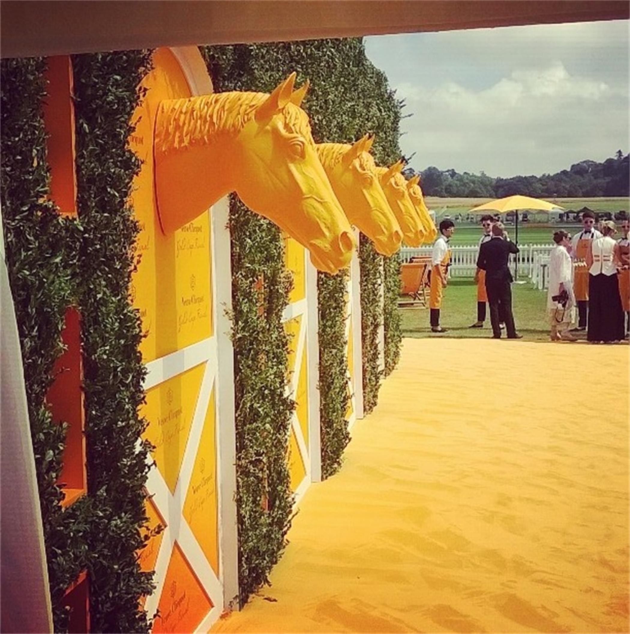 凯歌香槟金杯马球赛20周年庆典活动策划的形象墙像极了一个马厩
