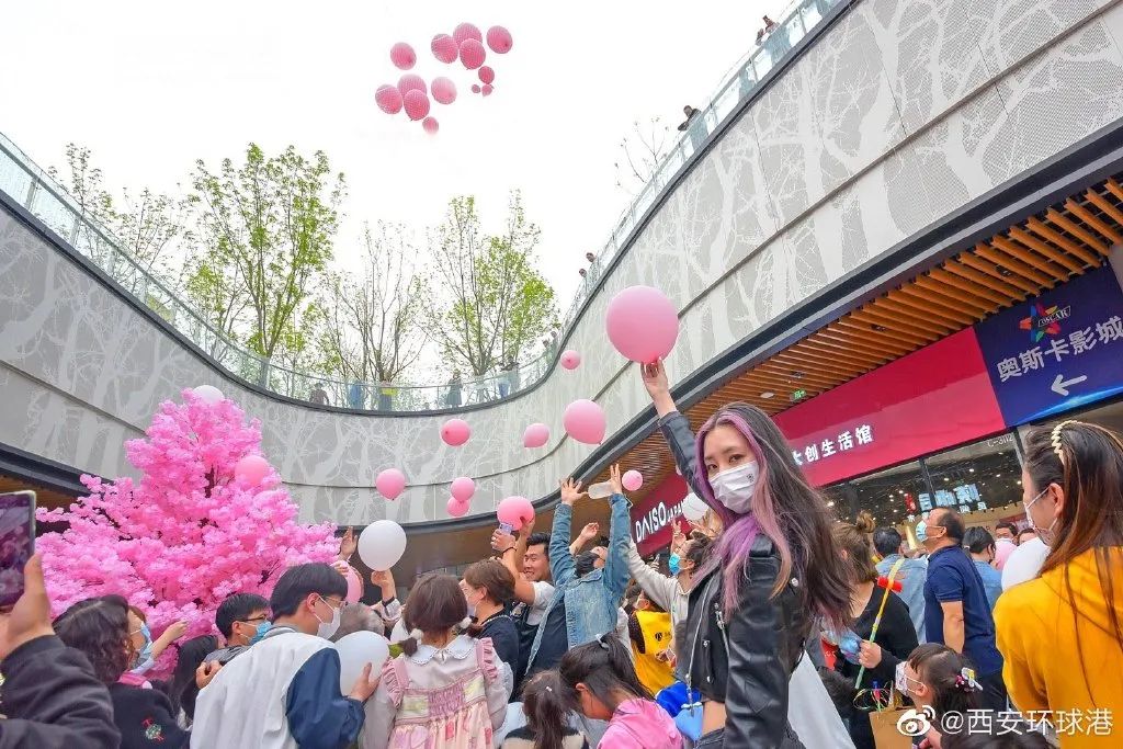 西安环球港花朝节活动策划首发网红樱花雨太美了