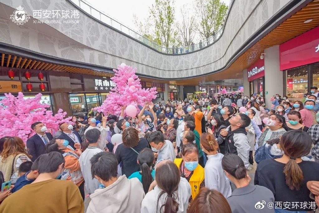 西安环球港花朝节活动策划首发网红樱花雨太美了