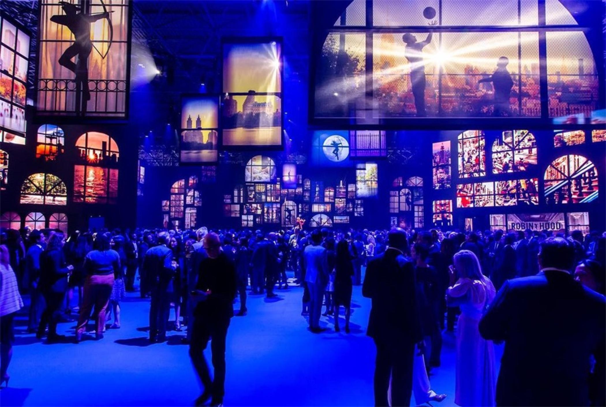 穿过罗宾汉慈善筹款活动策划的拱门，映入眼帘的尽是5200双袜子