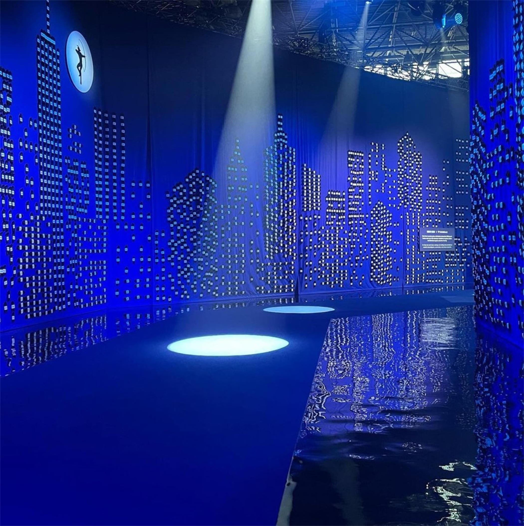 穿过罗宾汉慈善筹款活动策划的拱门，映入眼帘的尽是5200双袜子