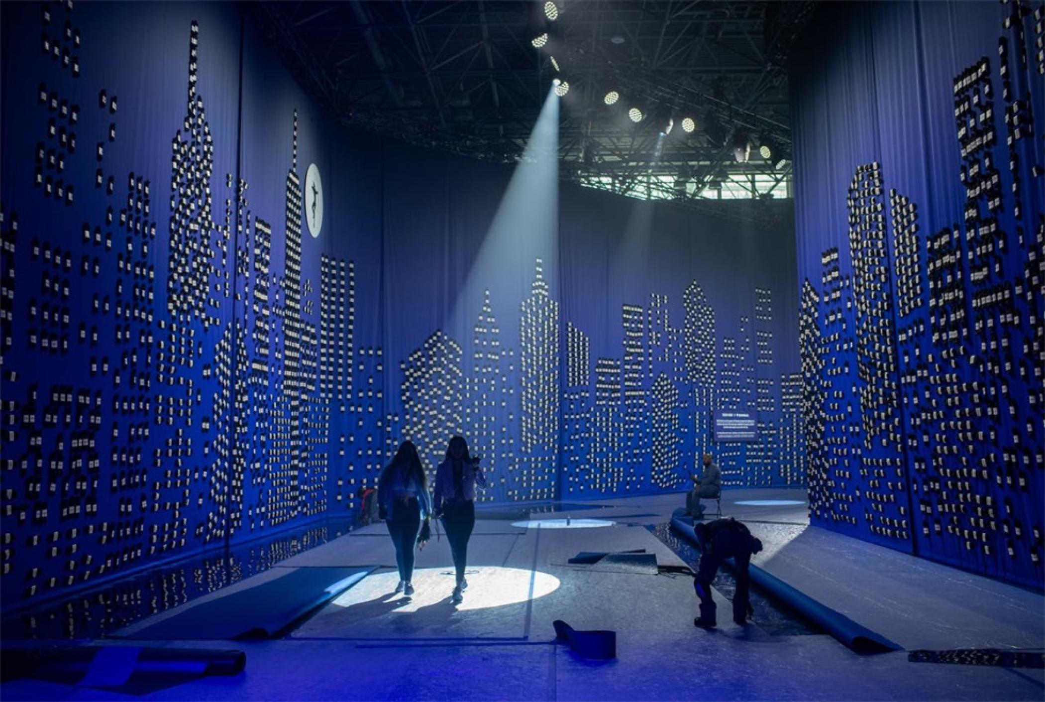 穿过罗宾汉慈善筹款活动策划的拱门，映入眼帘的尽是5200双袜子