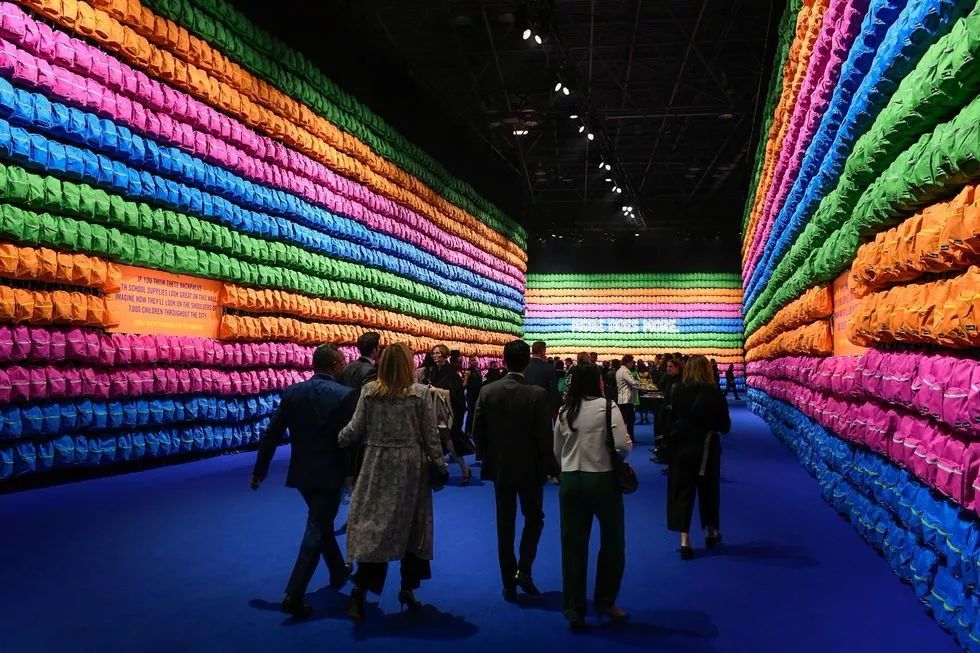 “罗宾汉给你力量”的年度筹款宴会活动策划入口处的装饰依然充满创意