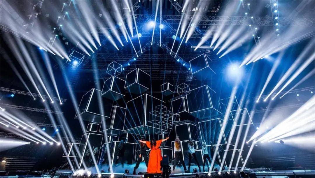 这个音乐大奖颁奖典礼活动策划把巨大的体育场馆变成了电视演播室
