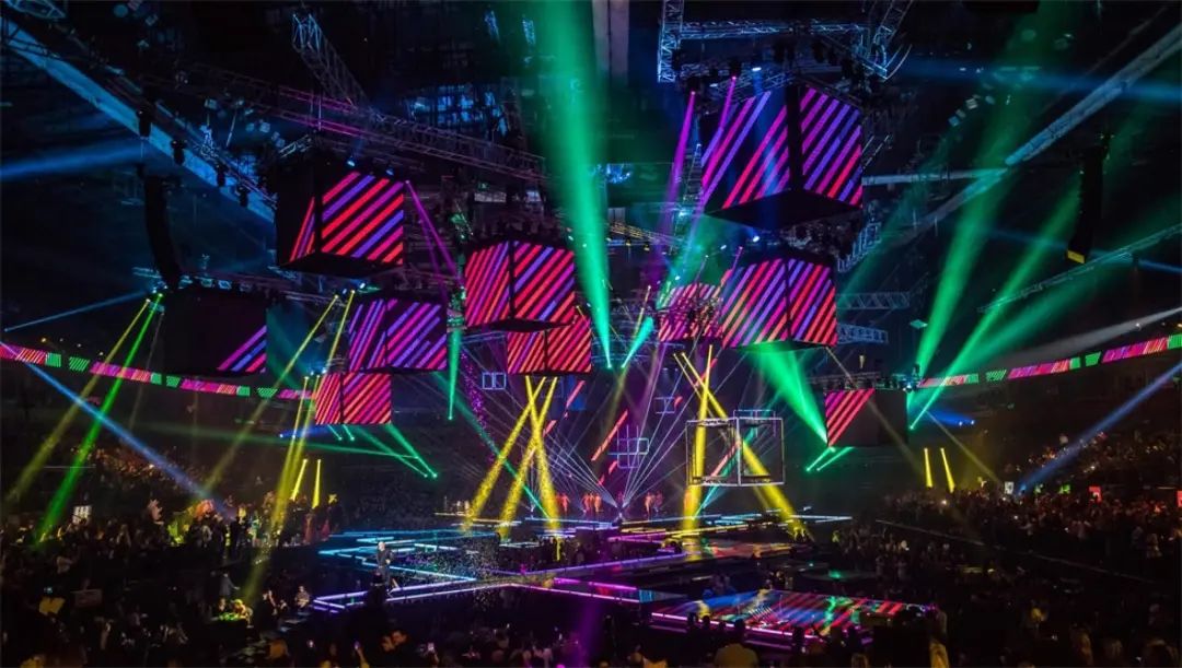这个音乐大奖颁奖典礼活动策划把巨大的体育场馆变成了电视演播室