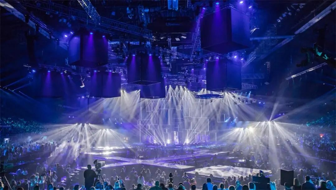这个音乐大奖颁奖典礼活动策划把巨大的体育场馆变成了电视演播室