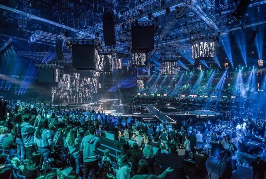 这个音乐大奖颁奖典礼活动策划把巨大的体育场馆变成了电视演播室