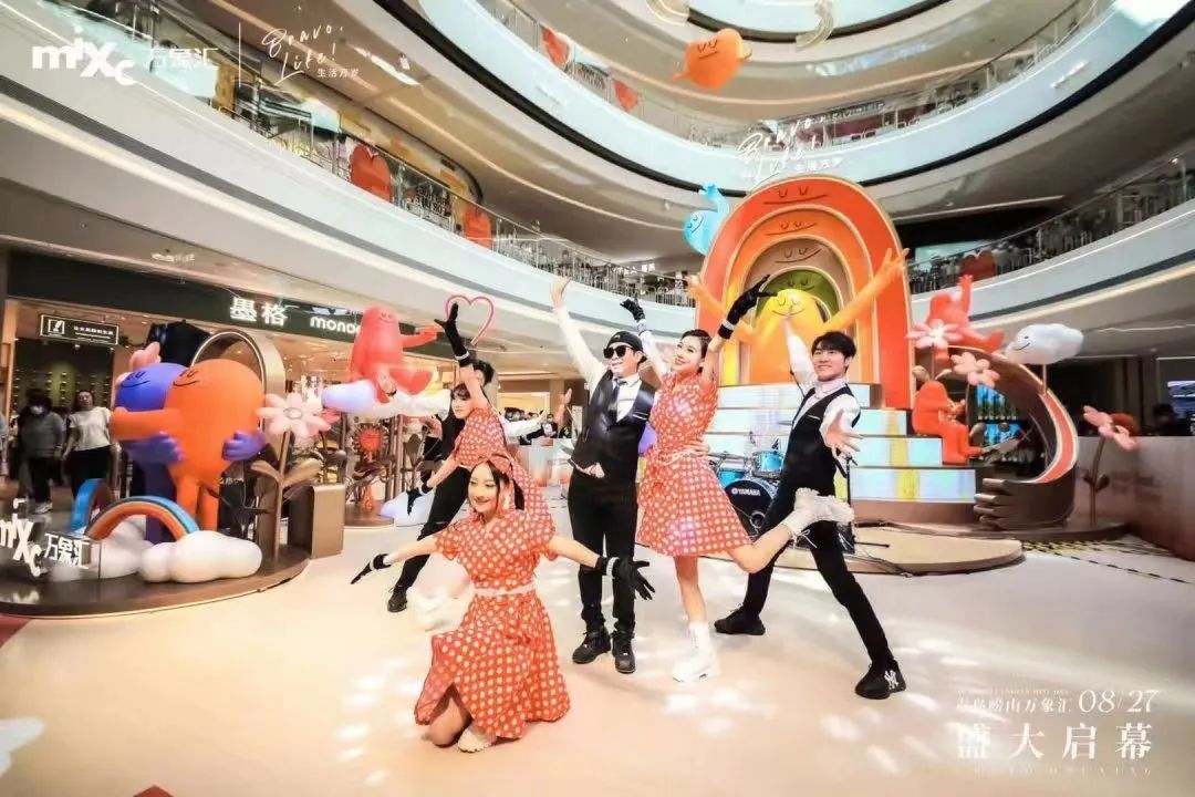 “BIG HUGS FOR LIFE 拥抱生活”主题艺术展活动策划旨在为生活喝彩